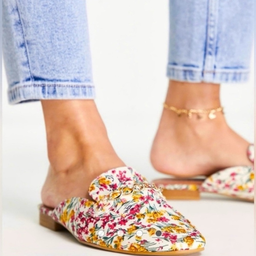 ASOS DESIGN Wide Fit Motto Chain Flat Floral Mules